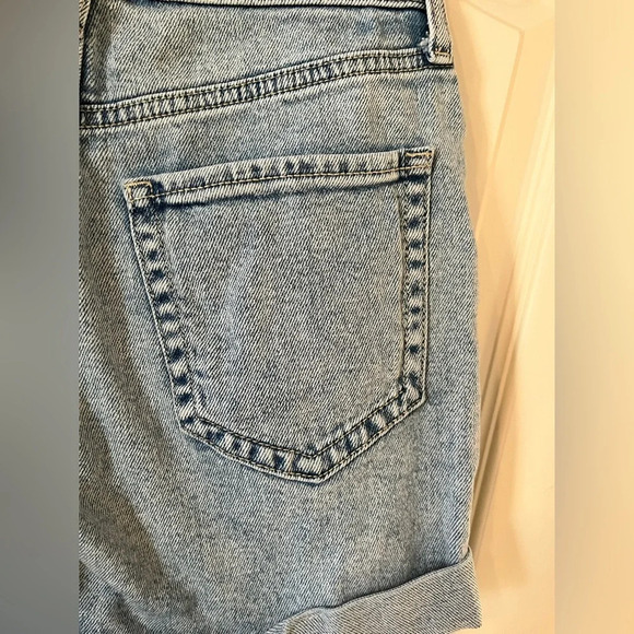 Hollister Curvy Mom Short Lighter Wash Size 0 or 24W - Picture 4 of 11